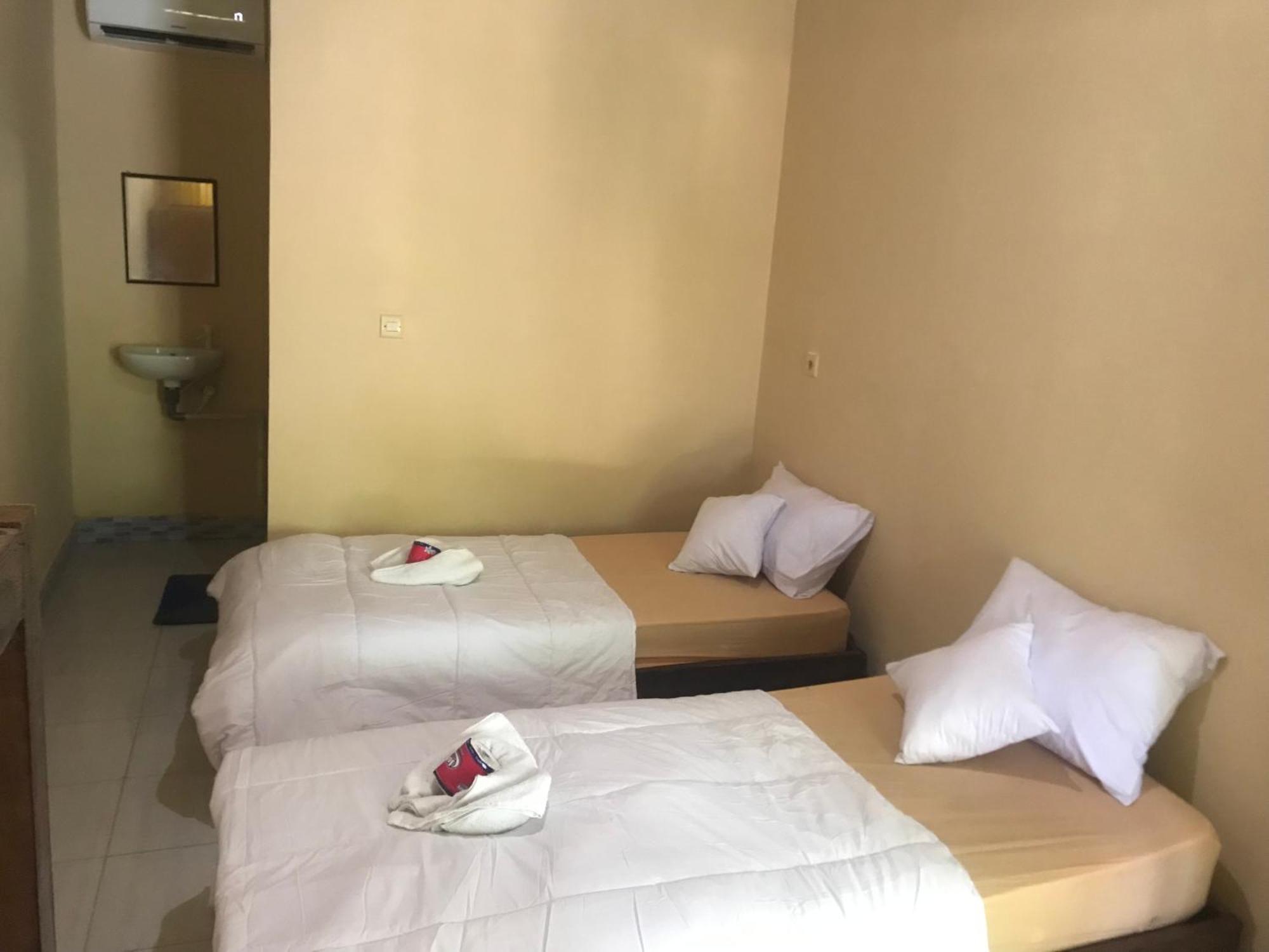 Kampung Homestay Kuta  エクステリア 写真